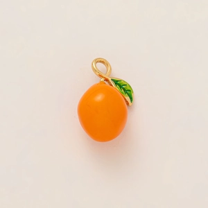 Détail du pendentif orange en acier plaqué or 18k avec finition émaillée