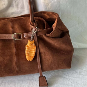 Ciondolo a forma di gatto arancione su borsa tote in pelle scamosciata marrone scuro