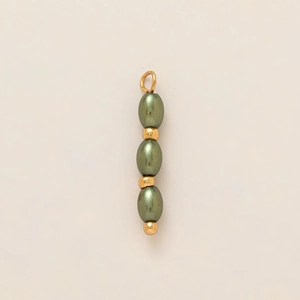 Détail macro de perles vert olive avec pendentif de fruit en acier plaqué or 18k