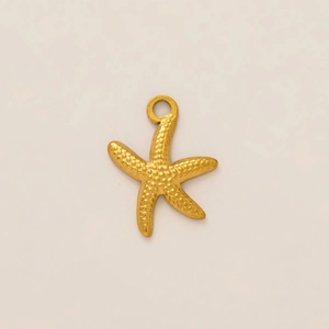 Détail macro du pendentif étoile de mer dorée avec texture grainée et placage 18 carats
