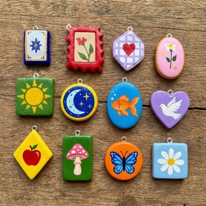Set di 12 ciondoli dipinti a mano con motivi di sole e fiori per la creazione di gioielli