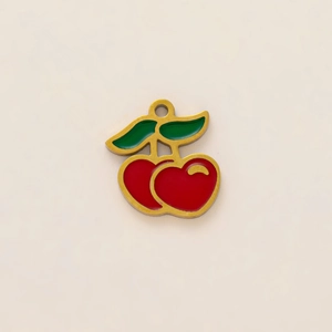 Macro d'un pendentif cerise plaqué or 18k avec détail en émail rouge en forme de cœur