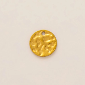 Détail d'un pendentif rond en acier inoxydable doré 18 carats avec texture martelée DIY
