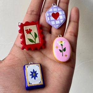 Ciondoli creativi dipinti a mano con motivi floreali e cuori con anelli in metallo argento