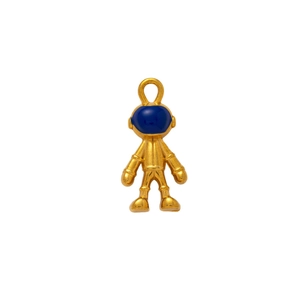 Pendentif astronaute en acier doré avec masque en émail bleu sur fond blanc neutre