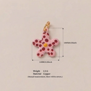 Rosafarbener Blumenanhänger aus Emaille mit roten Punkten und goldenem Ring