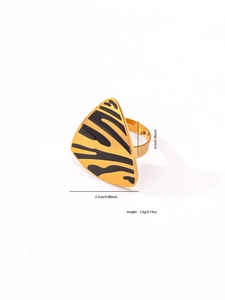 Detailed size view of triangular zebra pattern ring showing 2.5cm width and 5.6g weight