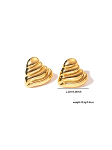 Vue détaillée de boucles d'oreilles cœur dorées avec design en spirale texturée