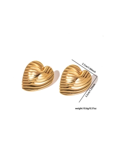 Détail macro de boucles d'oreilles cœur vintage dorées montrant la hauteur de 3,2cm