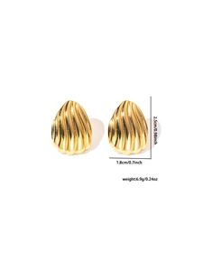 Détail de boucles d'oreilles dorées avec texture coquillage et dimensions du produit