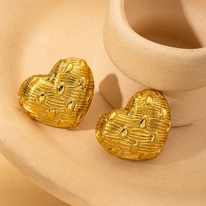 Boucles d'oreilles cœur dorées avec texture tressée et points en relief plaqué or 18 carats