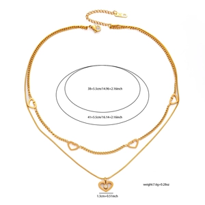 Dettaglio della collana a due strati in titanio dorato con cuori e dimensioni