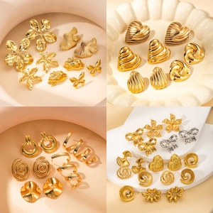 Lot de boucles d'oreilles vintage en acier titane avec fleurs et cœurs dorés