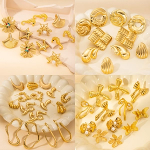 Boucles d'oreilles de luxe en acier titane doré avec motifs abeilles et fleurs