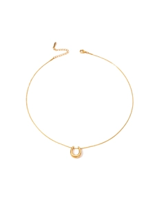 Detailed shot of golden U-shaped horseshoe pendant with pearl extension chain
