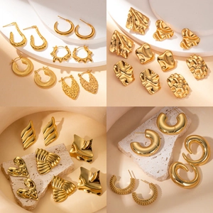 Collection de boucles d'oreilles en titane doré aux designs géométriques vintage