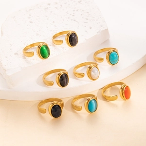 Detalle de anillos ajustables bañados en oro con varias piedras preciosas ovaladas