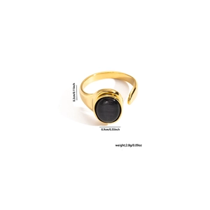 Detalle de anillo de titanio dorado con piedra negra ovalada y medidas de banda ajustable