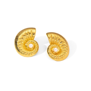 Goldene Nautilus-Ohrstecker mit weißer Perle und spiralförmiger Textur auf Weiß