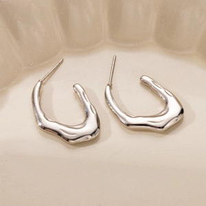 Orecchini a lava irregolari minimalisti con finitura in argento liquido su texture