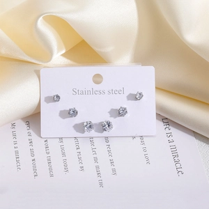 Détail d'un lot de trois paires de boucles d'oreilles en acier et zircon cubique