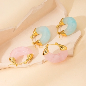 Orecchini a C placcati in oro 18K con resina marmorizzata rosa e blu di tendenza
