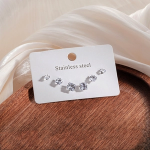 Trois paires de boucles d'oreilles zircon carré en acier inoxydable sur carte blanche