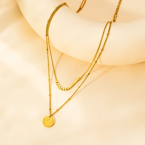 Collana a doppio strato in titanio dorato con catena a sfere e ciondolo a moneta vintage