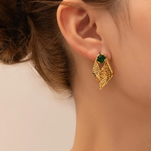 Pendientes retro de titanio dorado con esmeralda cuadrada y textura de metal martillado