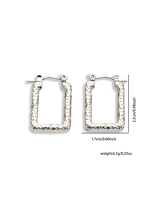 Dettaglio orecchini a cerchio rettangolari martellati in argento, misura 2,5 cm x 1,7 cm