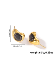 Detailed view of vintage gold stud earrings with dimensions and weight in centimeters