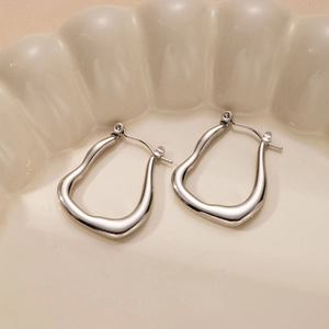 Orecchini a cerchio geometrici argentati minimalisti con design a curve organiche