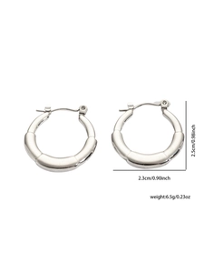 Dettaglio di orecchini a cerchio argento con trama a bambù e misure 2,5cm per 2,3cm