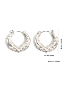 Dettaglio di orecchini argentati con texture a foglia, altezza 2,5cm e larghezza 2,3cm