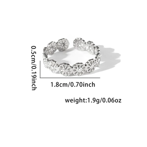 Detailed sizing chart showing 0.5cm width and 1.8cm diameter of daisy titanium ring