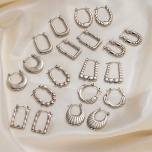 Vintage Roestvrijstalen Creolen Voor Dames Punk Geometrisch Getextureerd Verzilverd Titaniumstaal Hypoallergeen C-vormige Ronde Huggie Oorbellen Sieraden