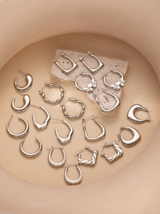 Collezione di orecchini in acciaio al titanio argento con fiocchi e texture intrecciate
