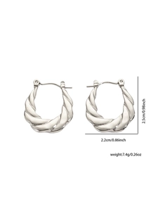 Dettaglio orecchini a C intrecciati color argento con misura di 2,5 cm di altezza