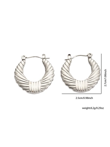 Dettaglio con dimensioni degli orecchini a C in acciaio inossidabile argento con texture