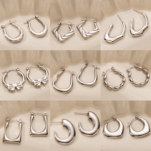 Collezione di nove orecchini a cerchio minimalisti in acciaio al titanio argento