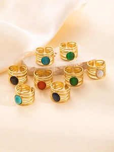 Set de 8 anillos dorados de titanio con piedras de colores y diseño abierto multicapa