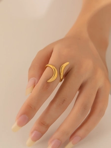 Dettaglio dell'anello aperto a doppio arco placcato in oro regolabile indossato per stile minimal