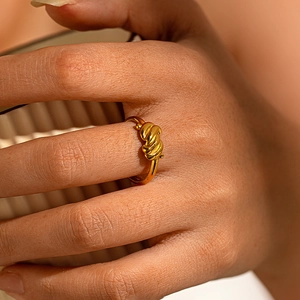 Bague tendance en acier titane doré avec design torsadé minimaliste pour femmes et hommes