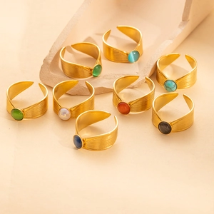 Set de 8 anillos ajustables de acero inoxidable dorado con piedras naturales de colores
