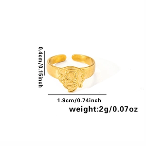 Détail bague en titane doré avec relief lion, affichant largeur 0.4cm et poids de 2g environ
