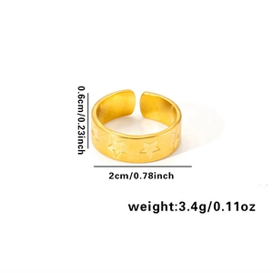 Vue détaillée d'une bague dorée mate avec relief étoilé et spécifications de largeur 0,6cm