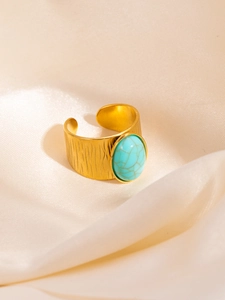 Detail eines vergoldeten Vintage-Rings mit Hammerschlag-Textur und Türkis-Stein