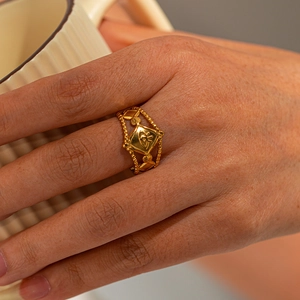 Gros plan d'une bague dorée œil protecteur avec anneau perlé lors d'un moment de vie