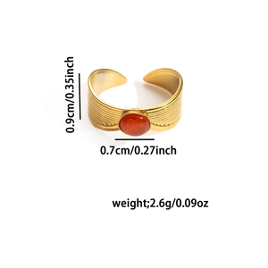 Anillo ajustable de acero inoxidable dorado con textura vertical y piedra ojo de gato