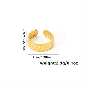 Vue détaillée de la bague en titane doré montrant la largeur et le motif d'épi gravé